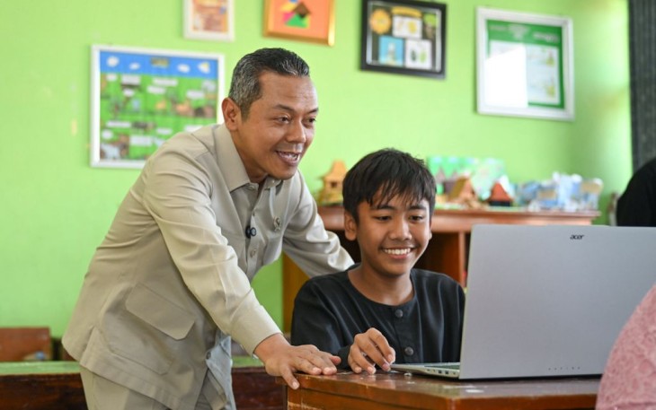 Wamendikdasmen Fajar Riza Ul Haq bersama siswa 