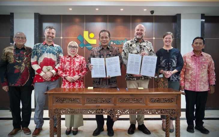 Menkop Ferry Juliantono saat MoU dengan CDF Canada, Jakarta, Kamis (23/4)