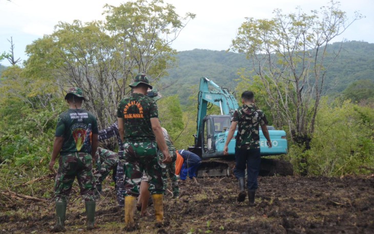 Sasaran fisik membelah bukit untuk jalan
