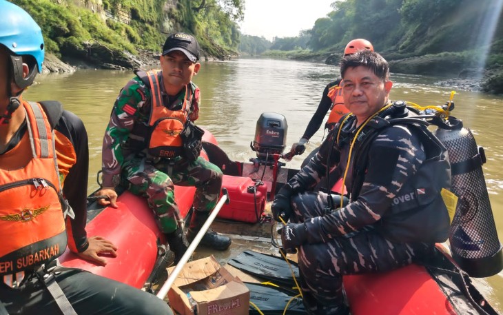 Evakuasi korban tenggelam