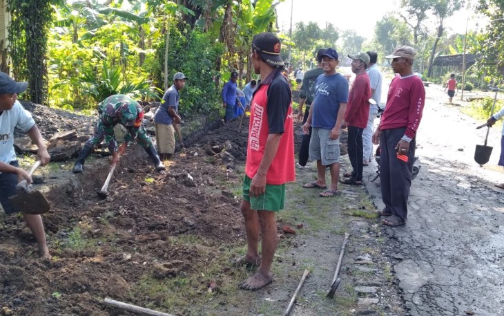Bersihkan lingkungan wilayah desa binaan