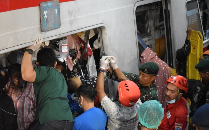 Prajurit Kodam Jaya evakuasi korban tabrakan KA