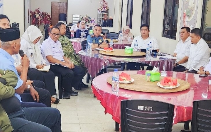 Bupati Bintan Roby Pimpin Rapat Perkembangan Pendataan Ulang Bangunan Masyarakat dan TNI AL di Tanjung Uban