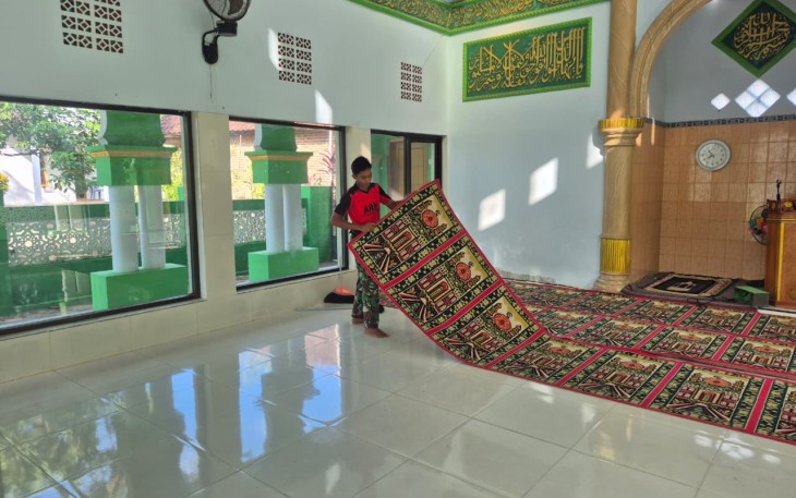 Bersihkan masjid jelang shalat jumat