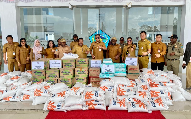 Kementerian Dalam Negeri (Kemendagri) menyerahkan bantuan sosial bagi masyarakat yang terdampak konflik sosial di Wamena, Kabupaten Jayawijaya, Papua Pegunungan