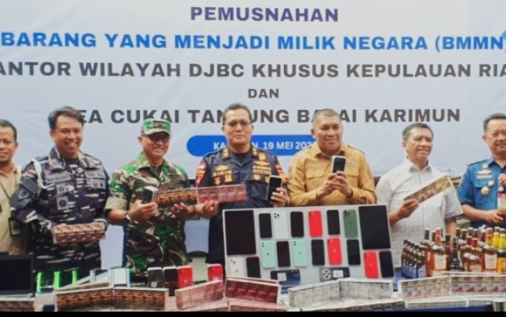 Bea Cukai dan Aparat Gabungan Musnahkan Ribuan Barang Selundupan di Karimun
