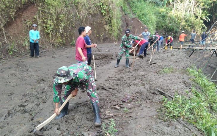TNI - Polri dan Masyarakat Bangun Jembatan Darurat