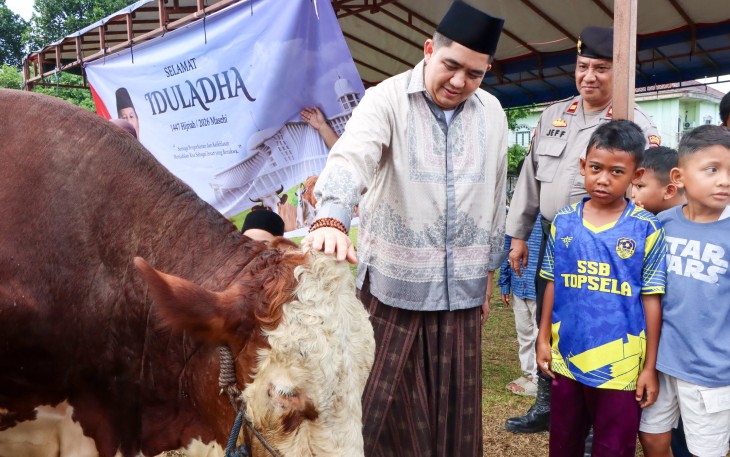Bupati dan Wakil Bupati Bintan Hadiri Sholat Idul Adha, Serahkan Sapi Kurban Presiden RI