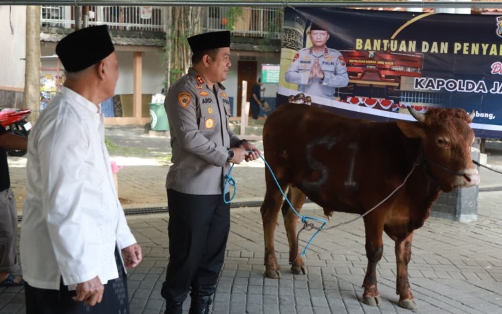 Kapolres Jombang Serahkan Sapi Kurban dari Kapolda Jatim untuk Dua Ponpes