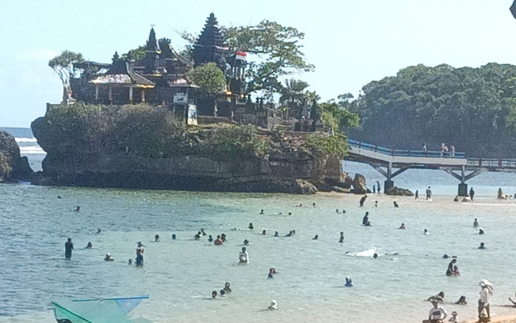 Pantai Balekambang Dipadati Wisatawan