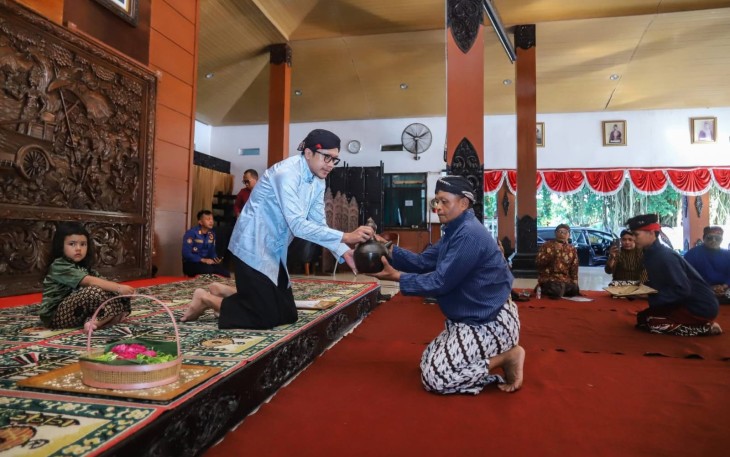 Wakil Bupati Trenggalek, Syah Muhamad Natanegara, saat menerima Kirab Kerbau Nyadran Dam Bagong, serta menyerahkan kelengkapan penyembelihan Kerbau, Kamis (7/5/2026)