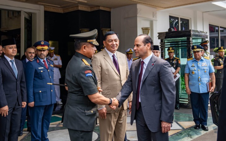 Panglima TNI Jenderal TNI Agus Subiyanto mendampingi Menteri Pertahanan Republik Indonesia (Menhan RI) Sjafrie Sjamsoeddin menerima kunjungan resmi Wakil Perdana Menteri sekaligus Menteri Negara Urusan Pertahanan Negara Qatar, Yang Mulia Sheikh Saoud bin Abdulrahman bin Hassan bin Ali Al Thani