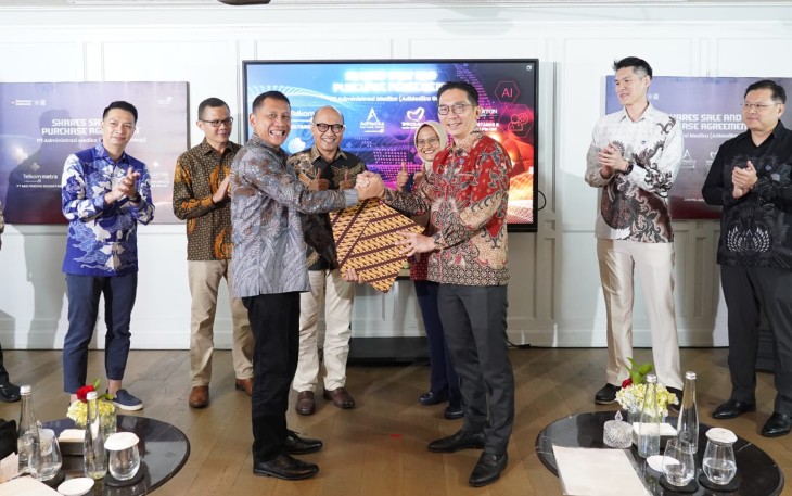 Direktur Utama TelkomMetra Pramasaleh Haryo Utomo (kiri depan) & Group CEO Fullerton Health Ho Kuen Loon (kanan depan) pada acara SPA signing ceremony terkait divestasi atas AdMedika Group
