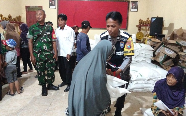 Babinsa Koramil 0801/11 Donorojo Kawal Penyaluran Cadangan Pangan Pemerintah
