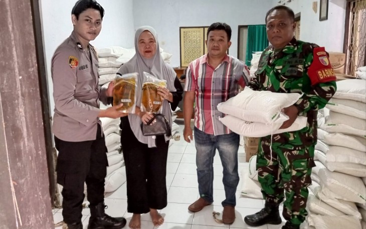 TNI-Polri Kawal Penyaluran Bantuan Beras dan Minyak Goreng bagi Warga Kurang Mampu di Trenggalek