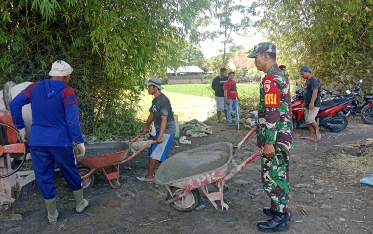 Semangat Kebersamaan di Klorogan, Babinsa dan Warga Bergotong Royong Bangun Akses Jalan Desa
