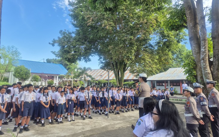 Personil Sat Lantas Polres Bitung saat memberikan sdukasi keselamatan kepada ratusan pelajar dalam program Polantas Menyapa