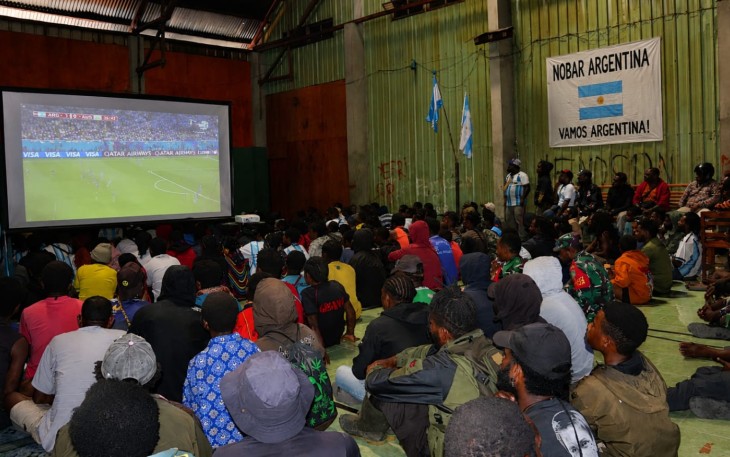 Kodim 1714/Puncak Jaya Gelar Nobar Piala Dunia 2026, Pererat Keakraban Bersama Masyarakat