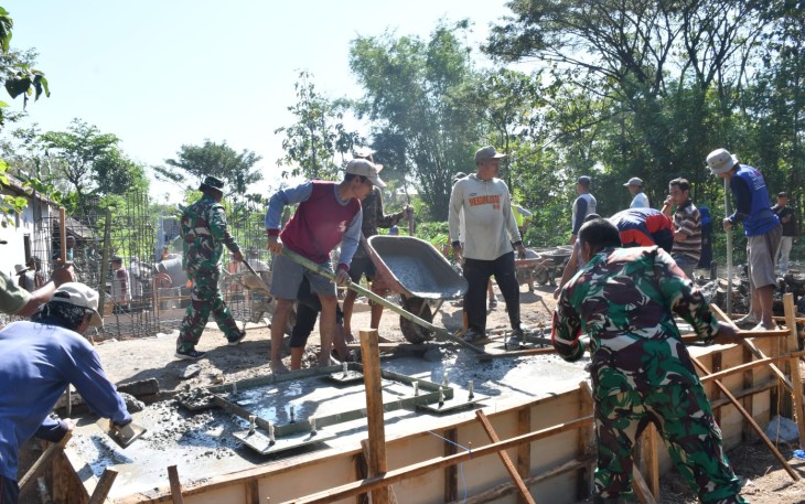 Warga Gotong Royong Bekerja dan Sajikan Hidangan