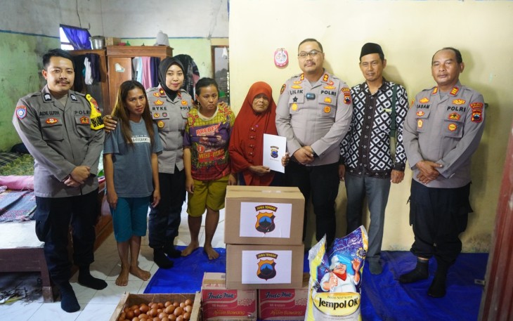 Kapolres Brebes AKBP Lilik Ardhiansyah, S.H., S.I.K., M.H. didampingi Wakapolres Brebes Kompol Ryke Rahmadhila, S.H., S.I.K., M.H. serta Kapolsek Jatibarang mengunjungi kediaman Ibu Kusmiah di Desa Bojong, Kecamatan Jatibarang, Kabupaten Brebes, Kamis (18/6/2026)