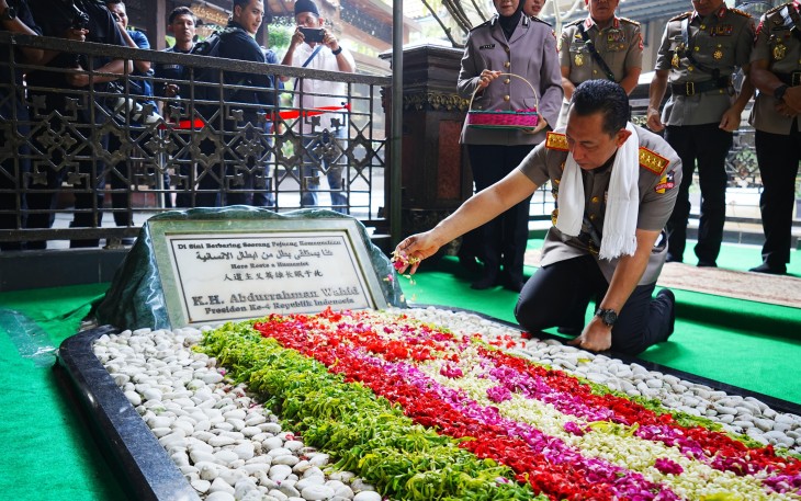 Kapolri Jenderal Listyo Sigit Prabowo melakukan ziarah ke makam Presiden RI Ke-4 K.H. Abdurrahman Wahid (Gus Dur) di Kabupten Jombang, Jawa Timur (Jatim), Sabtu (20/6/2026) 