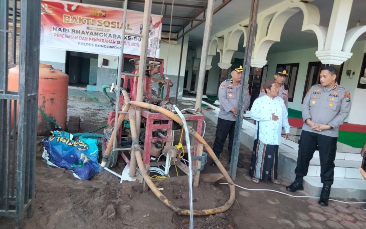 Kapolres Bondowoso AKBP Dr. Aryo Dwi Wibowo, S.H., S.I.K., M.M menyerahkan bantuan sumur bor di Masjid Nurul Hasan RT 22 RW 06, Kelurahan Sekar Putih, Kecamatan Bondowoso, Jum'at  (19/06/ 2026) 