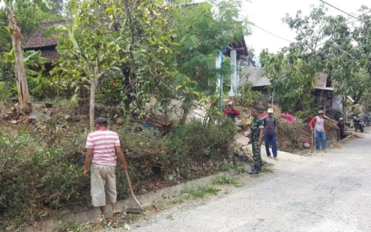 Babinsa Kodim Ponorogo Bersihkan Jalan Bersama Warga