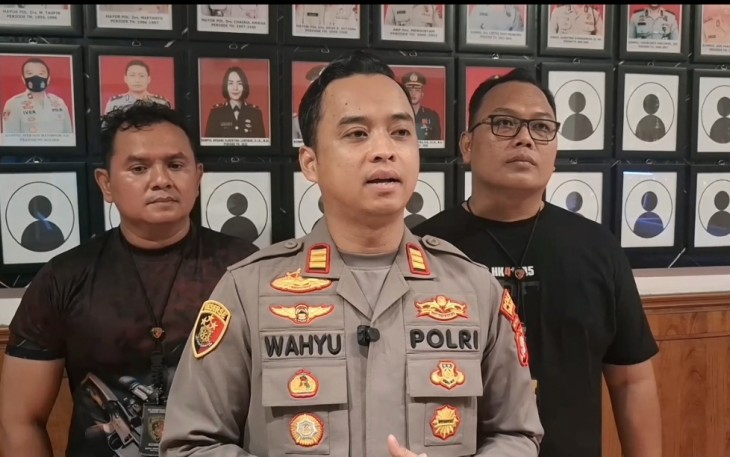 Kapolsek Tambora Polres Metro Jakarta Barat, AKP Wahyu Hidayat, S.T.K., S.I.K didampingi Panit Reskrim Ipda Priyo Purnomo