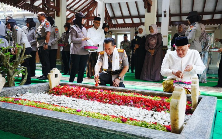 Kapolri Jenderal Listyo Sigit Prabowo melaksanakan ziarah ke makam Presiden ke-4 Republik Indonesia, Abdurrahman Wahid, di Kabupaten Jombang, Jawa Timur, Sabtu (20/6/2026) 