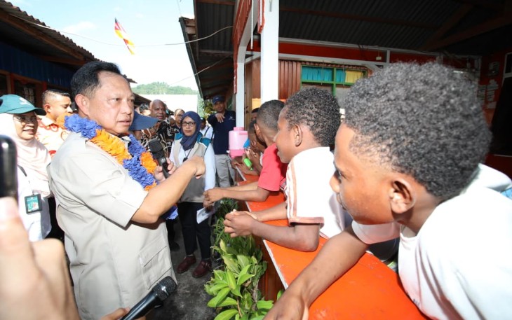 Menteri Dalam Negeri (Mendagri) Muhammad Tito Karnavian mengecek pelaksanaan program Bantuan Stimulan Perumahan Swadaya (BSPS) di kampung nelayan 