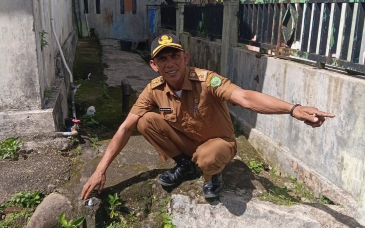 Lurah Wek I, Amir Hamzah Pulungan saat menunjukkan sambungan Pipa Air yang diduga di Alirkan ke rumah pribadi