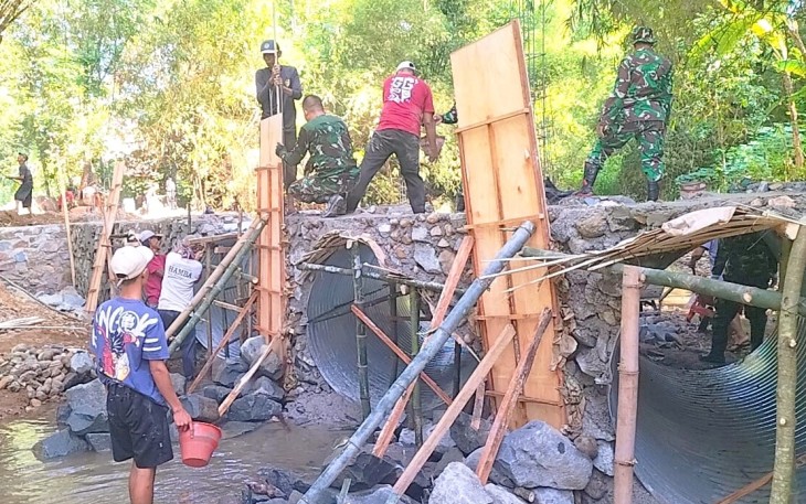 Jembatan Garuda Satukan TNI dan Warga Gotong Royong Menggema di Bumi Reog