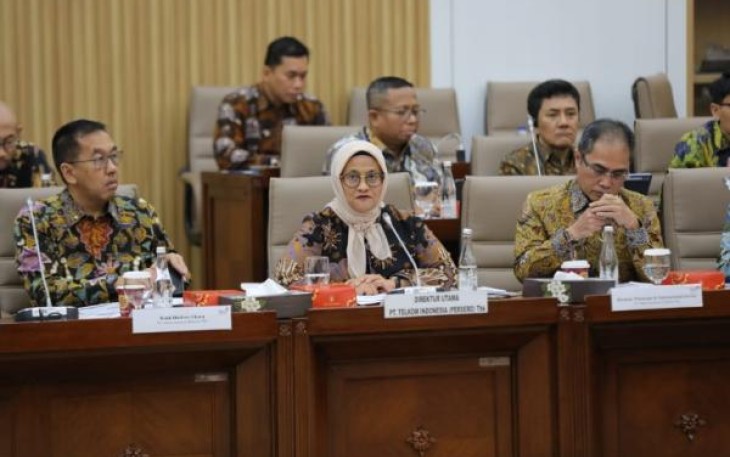 Direktur Utama PT Telkom Indonesia (Persero) Tbk Dian Siswarini dalam rapat kerja bersama Komisi VI DPR RI di Kompleks Parlemen, Jakarta, Rabu (24/6/2026)
