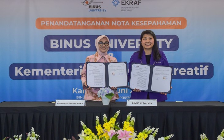 Sekretaris Kementerian Ekonomi Kreatif, Dessy Ruhati, menandatangani Nota Kesepahaman (MoU) Kementerian Ekonomi Kreatif dengan Universitas Bina Nusantara di Jakarta, Kamis (25/6/2026)