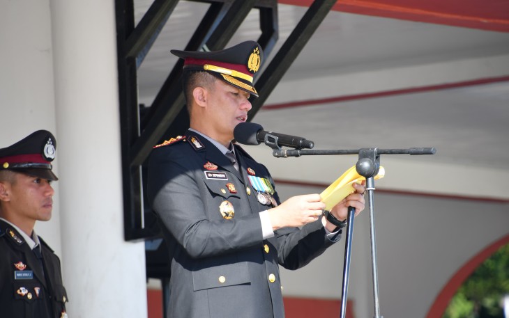 Kapolres Manggarai,AKBP Levi Defryansah saat memberikan sambutan di acara syukuran hari Bhayangkara ke-80 di Lapangan Mapolres Manggarai,Rabu 1 Juli 2026