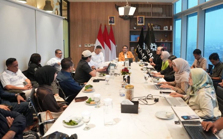 Menteri Ekonomi Kreatif/Kepala Badan Ekonomi Kreatif (Ekraf), Teuku Riefky Harsya (tengah), menerima audiensi dengan aliansi industri event nasional di Kantor Kementerian Ekonomi Kreatif, Jakarta, Rabu (1/7/2026)