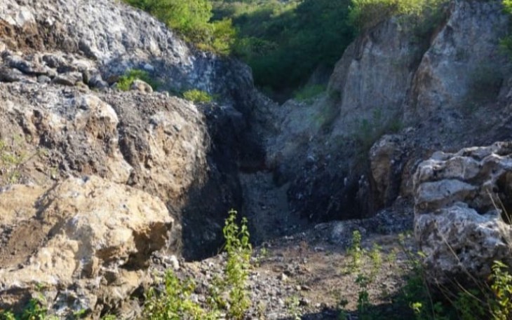 Lubang bekas galian tambang mangan PT Sumber Jaya Asia sebelum hengkang pada 2010 di Bone Wangka- Jengkalang,Kecamatan Reok,Kabupaten Manggarai