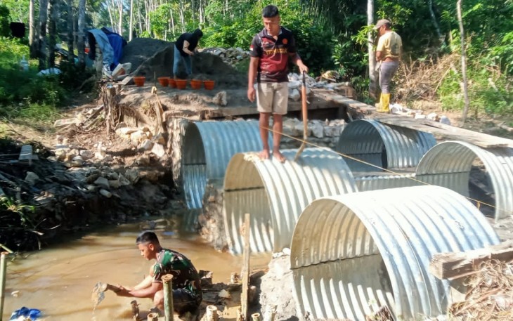TNI dan Warga Gotong Royong Lanjutkan Pengecoran Abutmen Empat Jembatan