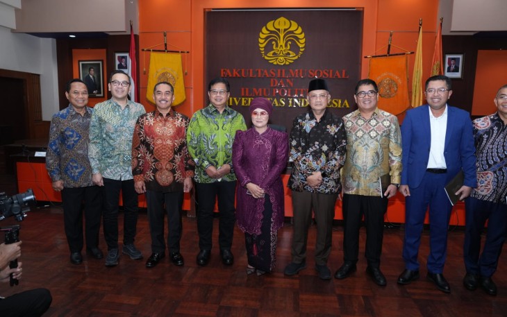 Wakil Menteri Transmigrasi Viva Yoga Mauladi hadir di acara sidang promosi Luluk Nur Hamidah mempertahankan desertasinya. 