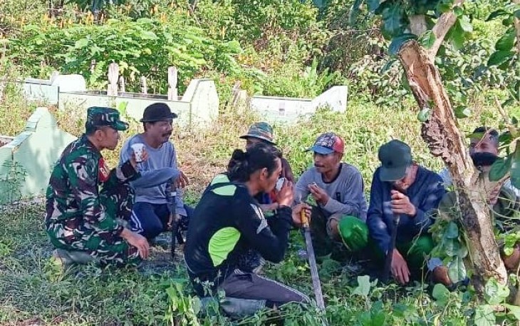 Babinsa Koramil Mapurujaya Bersama Warga Bersihkan TPU Kampung Hiripau