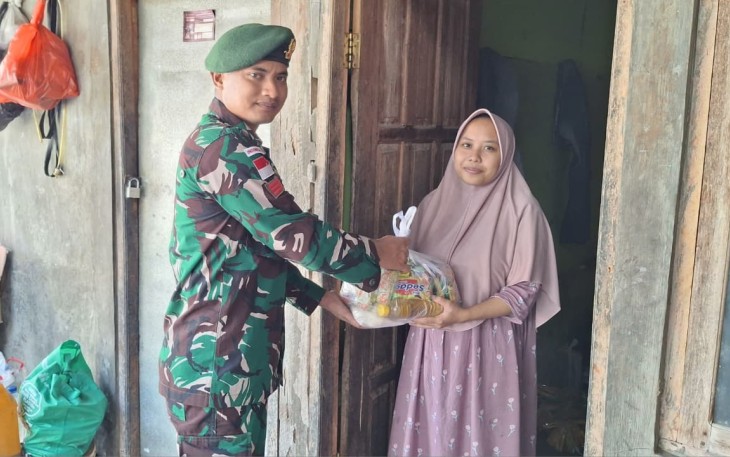 Yonarmed 12 Kostrad Berbagi Kebahagiaan, Salurkan Bantuan Sembako untuk Warga Tenukiik