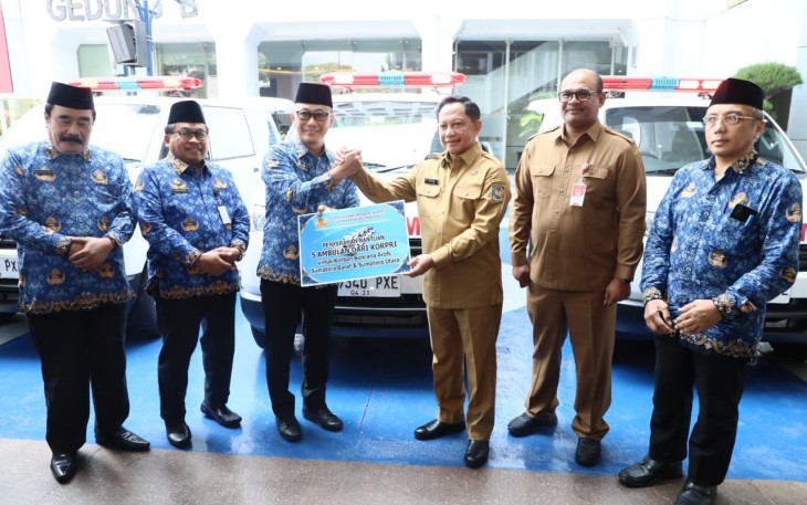 Korpri Serahkan Lima Ambulance Kepada Prof Tito Karnavian Kasatgas Aceh, Sumbar dan Sumut