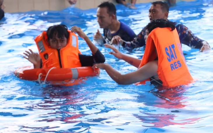 Satpolairud Polres Lamongan Bekali Santri Keterampilan Berenang dan Penyelamatan di Perairan