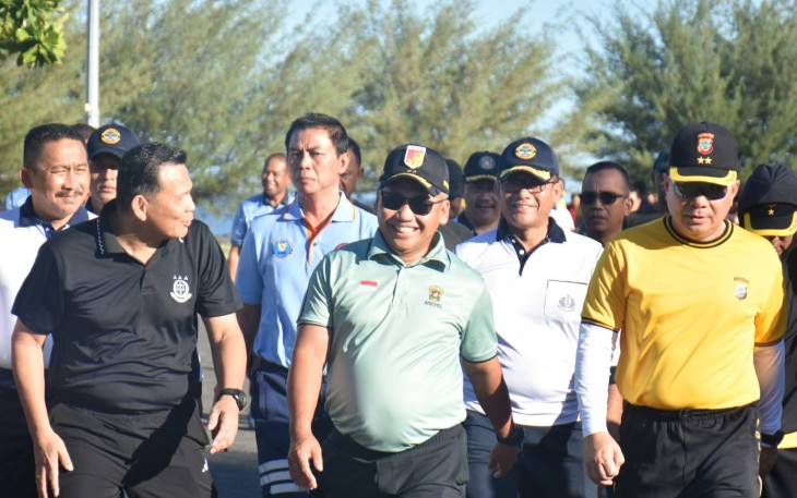 Pangdam XIII/Merdeka Mayjen TNI Mirza Agus, S.I.P., turut hadir dalam kegiatan olahraga bersama Forum Komunikasi Pimpinan Daerah (Forkopimda) Provinsi Sulawesi Utara, yang dilaksanakan di Kawasan Megamas, Kota Manado, Jumat (17/7)