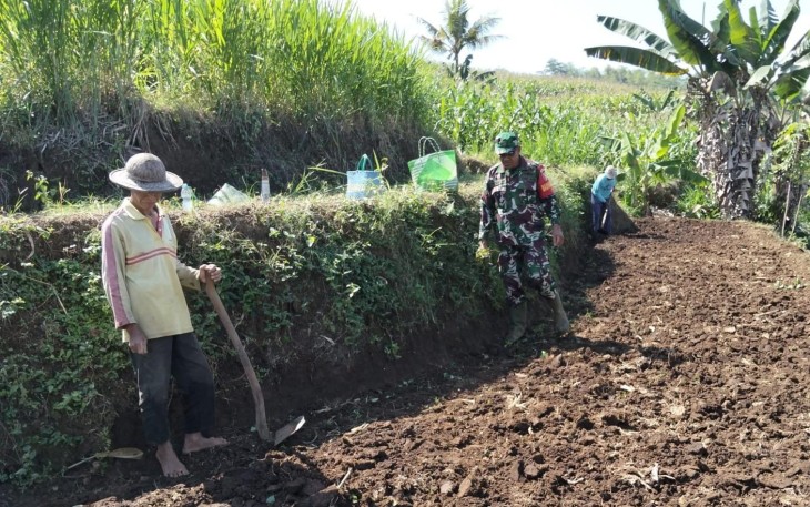 Sertu Tatang Hadir di Tengah Petani, Percepat Persiapan Musim Tanam