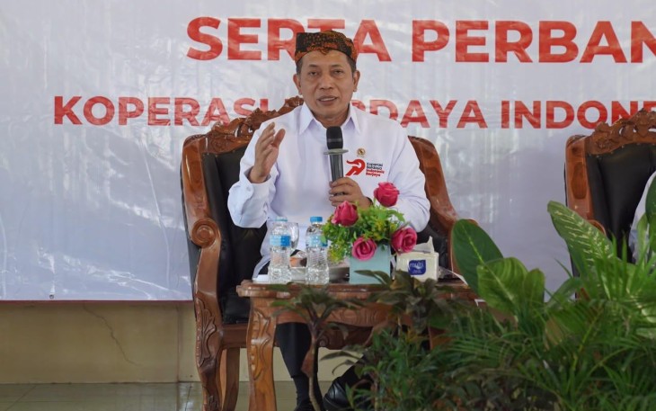Menteri Koperasi (Menkop) Ferry Juliantono memberikan arahan sekaligus berdialog dengan para pelaku koperasi lintas sektor membahas berbagai langkah penguatan koperasi di Kabupaten Pamekasan, Jawa Timur
