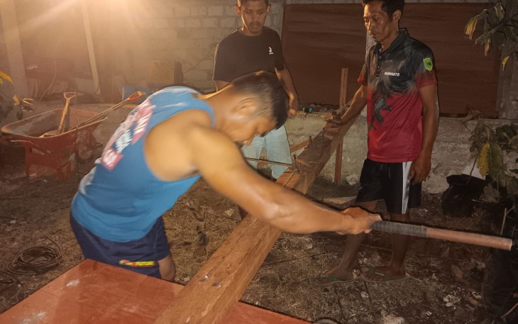 Lembur hingga malam mengerjakan rumah semi permanen