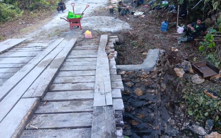 Pengerjaan rehab jembatan di Kampung Sesor