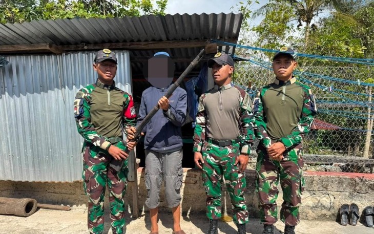 Warga Desa Walaka Serahkan Senjata Api Springfield kepada Pos Laktutus