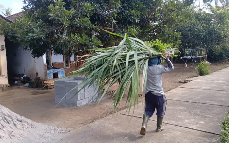 Antusias warga melintasi jalan rabat dusun Lembenah